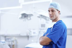 Odpowiedzialność lekarza za błąd medyczny – rodzaje odpowiedzialności i różnice