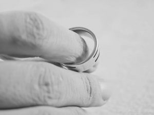 Wyłączenie małżonka od dziedziczenia [cz.1 – wytoczenie powództwa o rozwód]